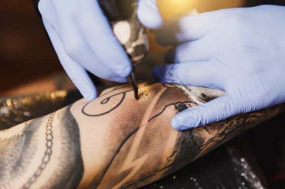 Salon de tatouage professionnel pour un projet de tatouage 